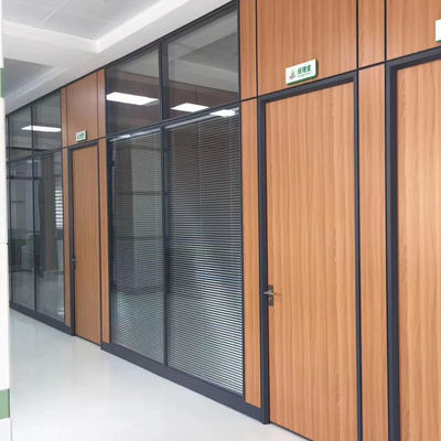 品質  Leisure facilities factory office double glass wall 84mm soundproof transparent glass integrated movable shutter glass curtain wall 工場
