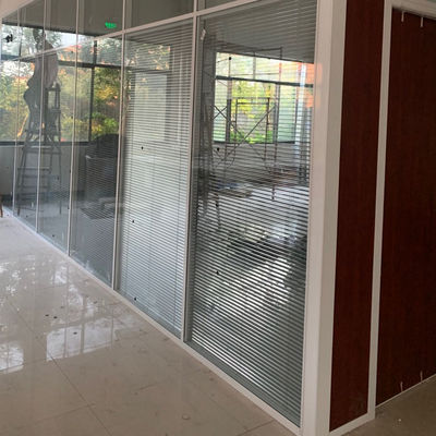 品質  Easy Installation Highlight White Color Aluminum Partition And Glass Partition For Office Hotel And Hospitals 工場